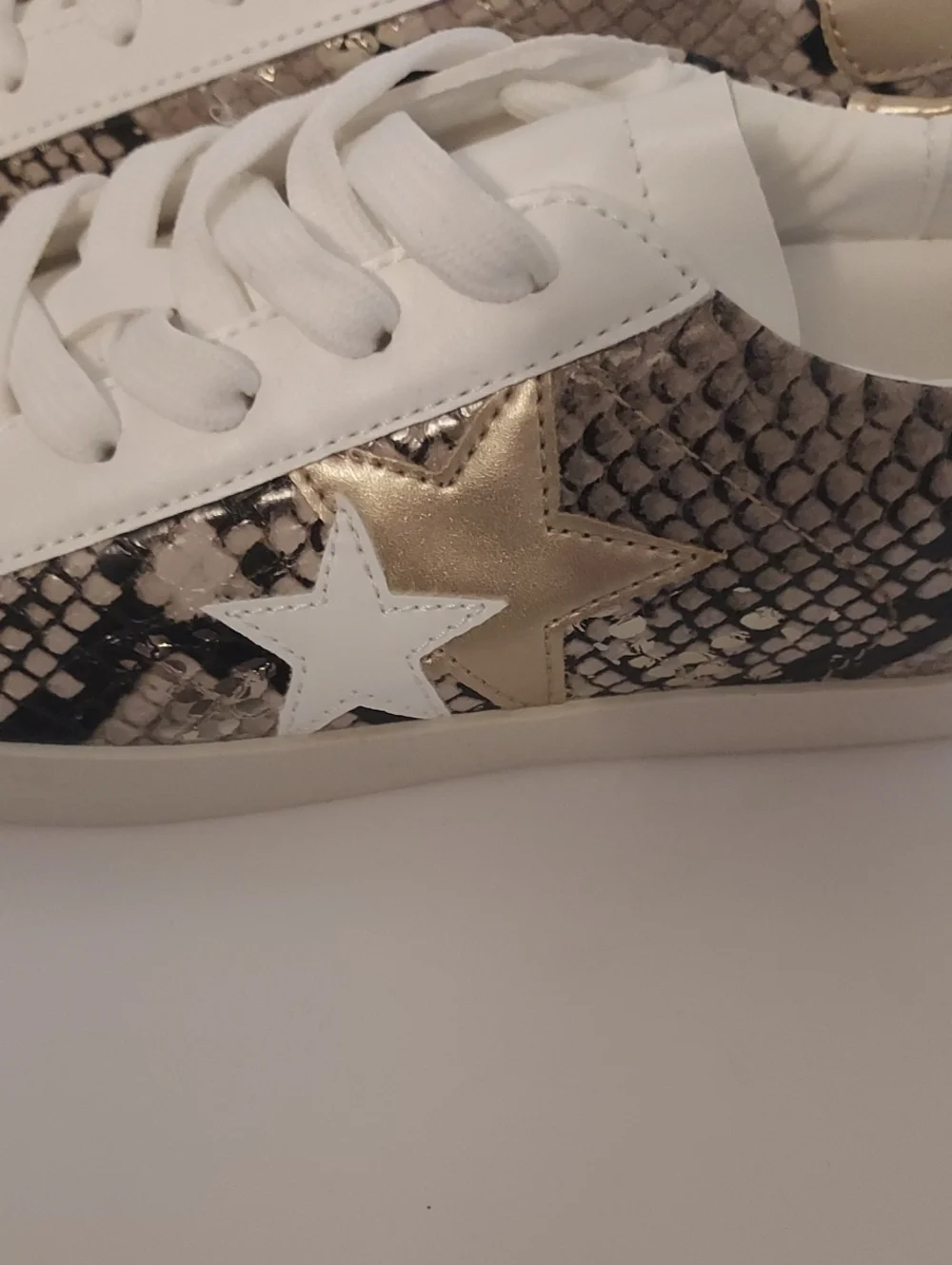JustFab Snakeskin Sneaker White Black Stars Size 7